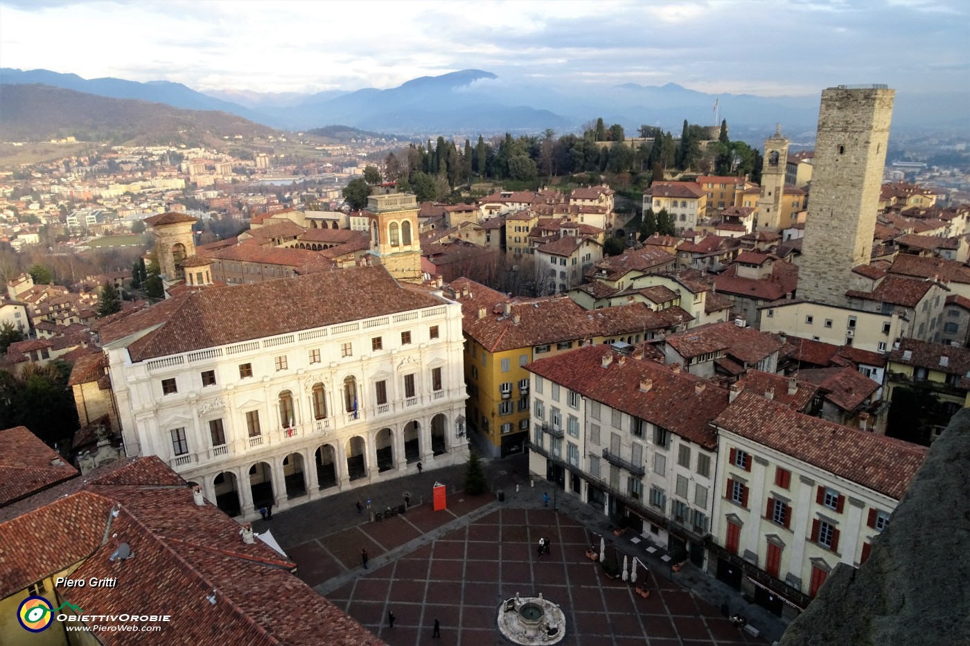 66 Piazza Vecchia vista dalla Torre Civica (Campanone).JPG